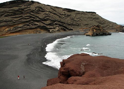 Playa de arena volcánica El Golfo, Lanzarote.