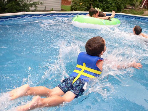 Niños seguros en playas y piscinas