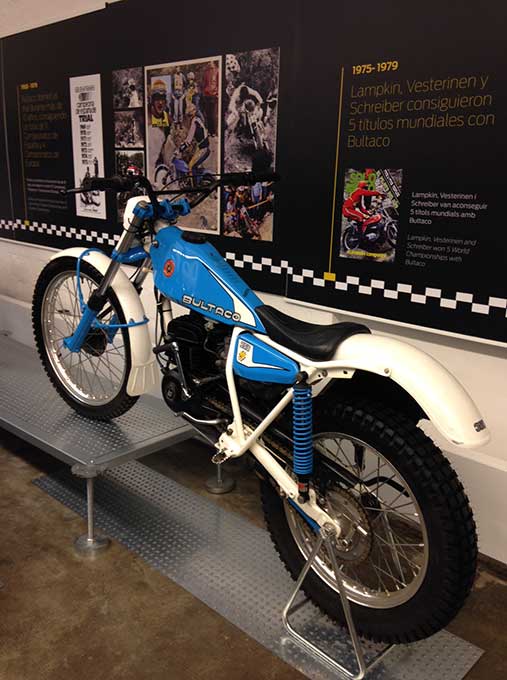 moto Bultaco azul