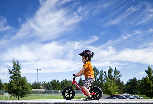 Niño en bici con casco