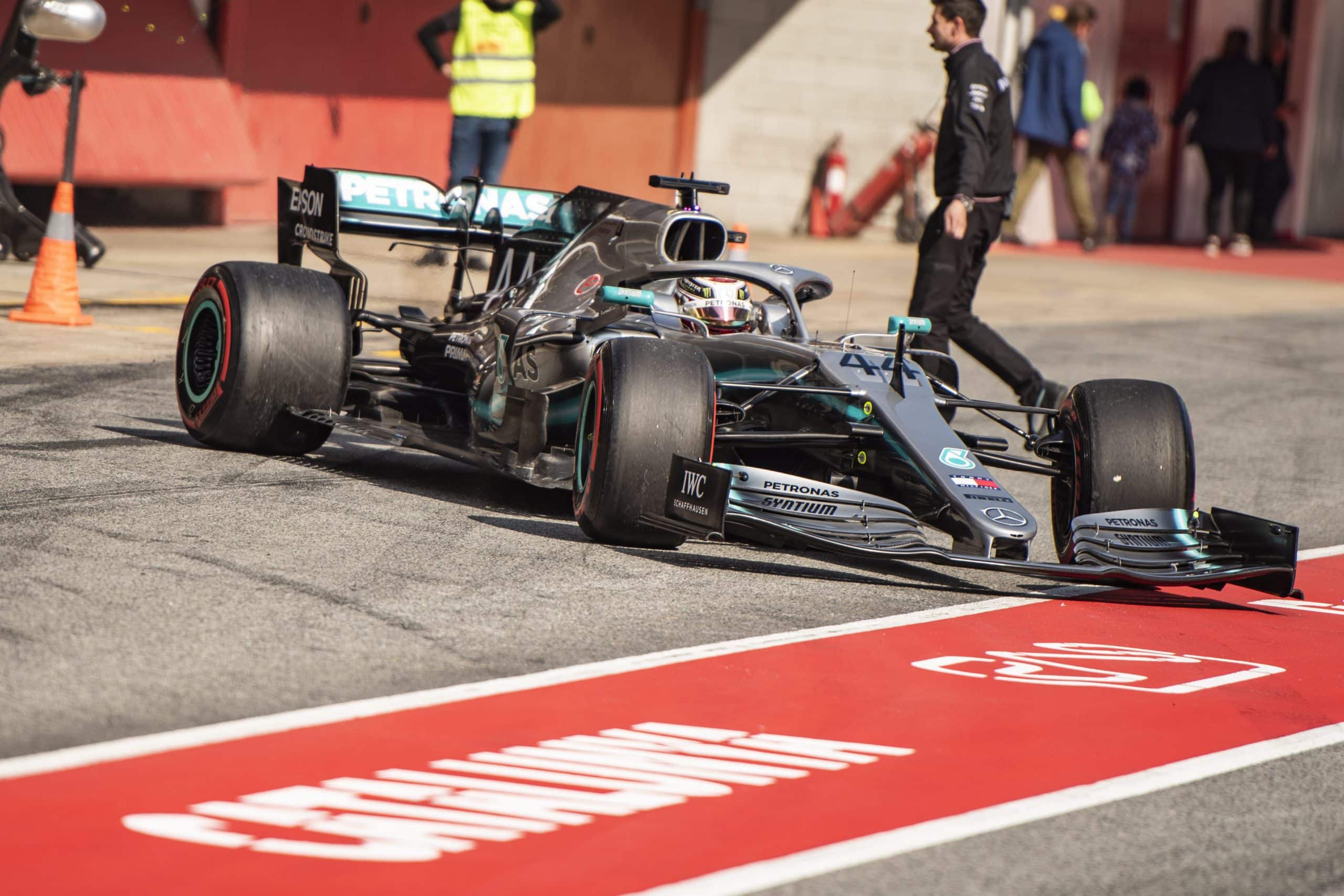 Lewis Hamilton saliendo del box en el Circuit