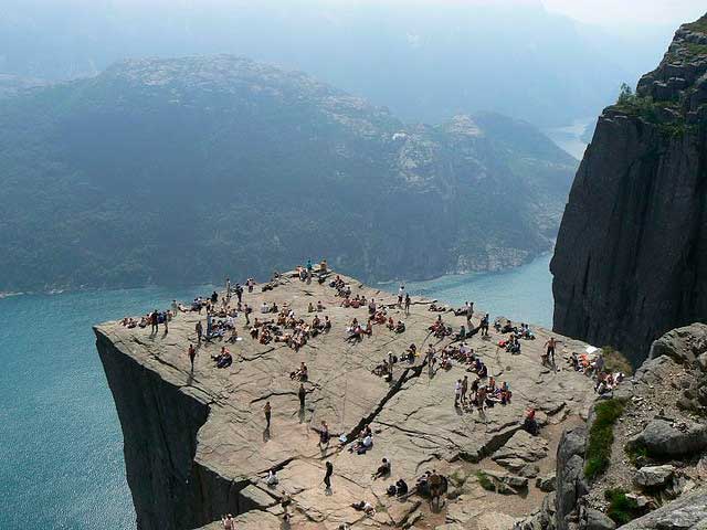 deberías visitar Preikestolen