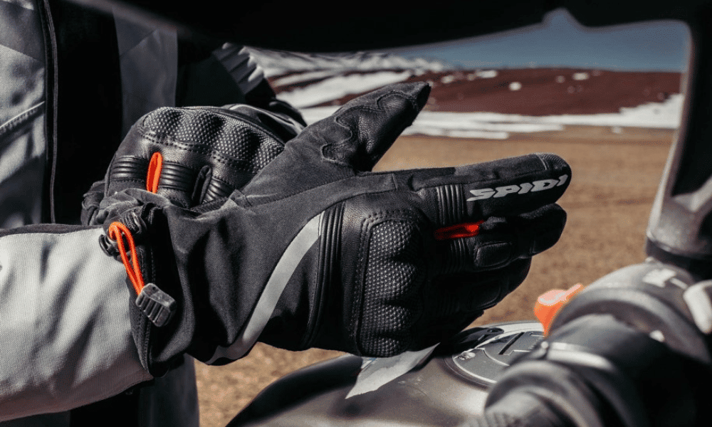 Cuatro razones para llevar siempre guantes en moto
