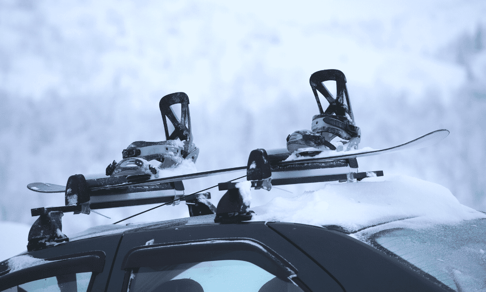 Cómo llevar los esquís en el coche